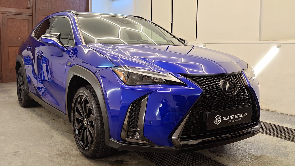 Niebieski Lexus UX po zabezpieczeniu folią PPF full front i powłoką elastomerową, w studiu Glanz Studio