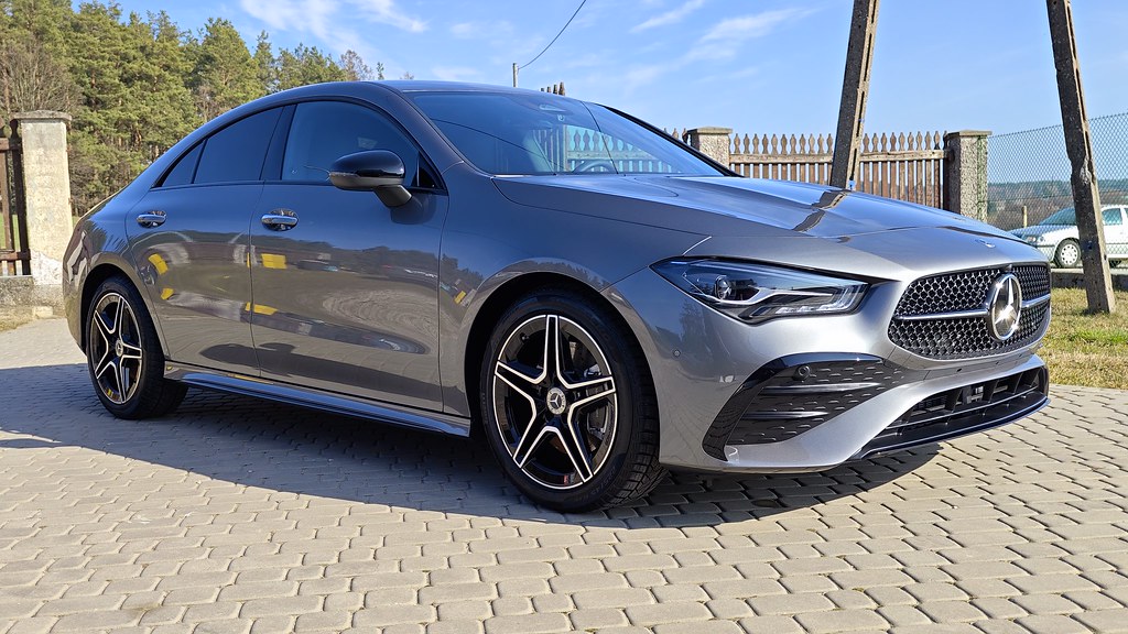 Mercedes CLA z przodu z boku, grafitowy lakier po powłoce elastomerowej