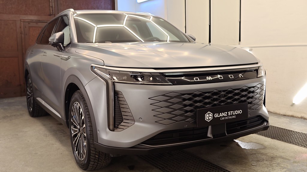 Omoda 9 z przodu w studiu detailingowym, lakier po powłoce elastomerowej